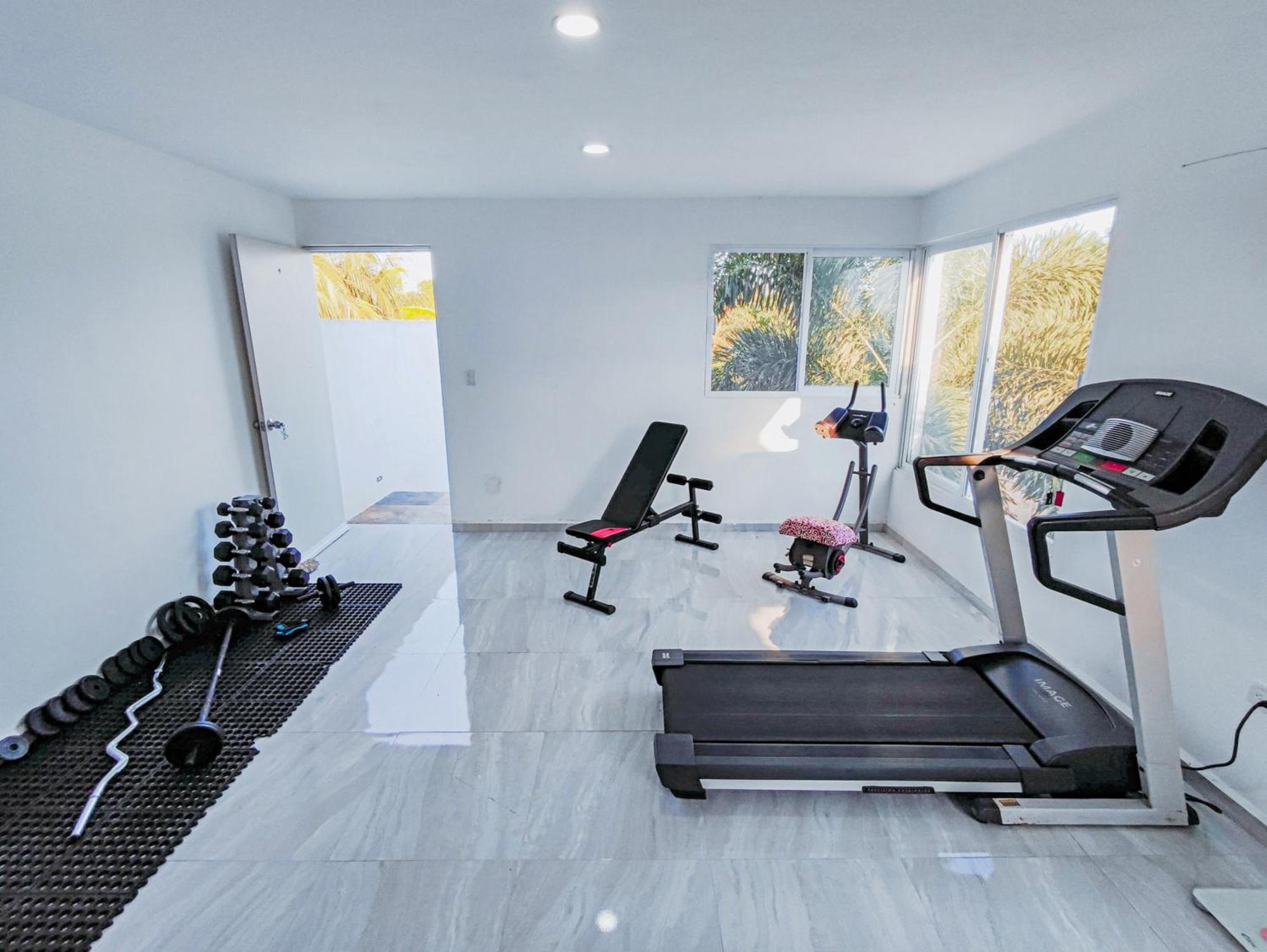 Villa Moderna Con Alberca, Gimnasio Y Cochera Mérida Eksteriør bilde