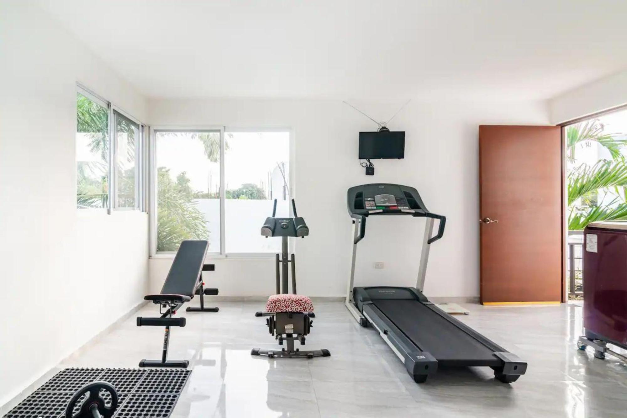 Villa Moderna Con Alberca, Gimnasio Y Cochera Mérida Eksteriør bilde